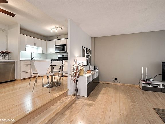 4th image of 230 E Ontario St APT 405
