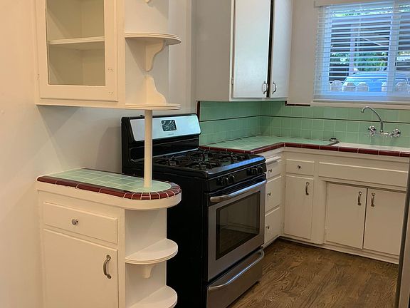 4th image of 2269 N Beachwood Dr #104