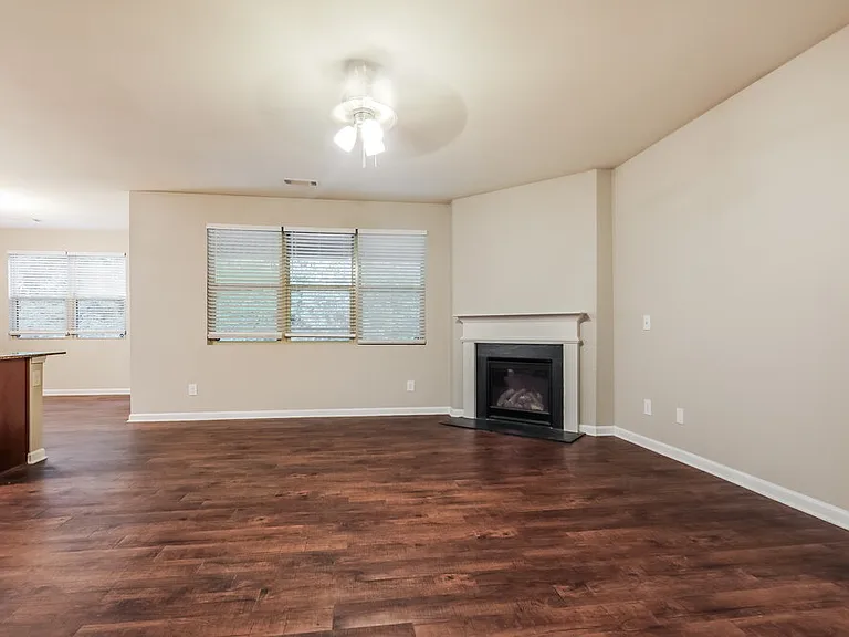 700 Feldwood Ln — Photo 3