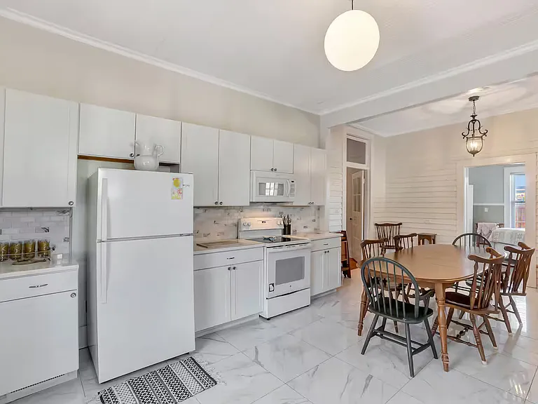 211 NE Main St — Photo 15