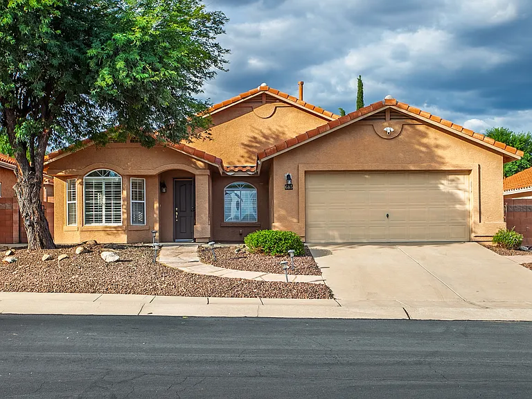 685 W Placita Vega Vis — Photo 1