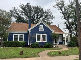 805 S Walnut St, Cleburne, TX 76033