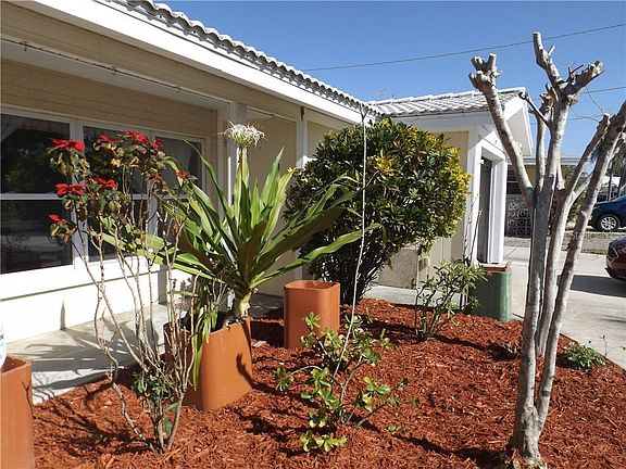 4th image of 2409 Waneta Dr
