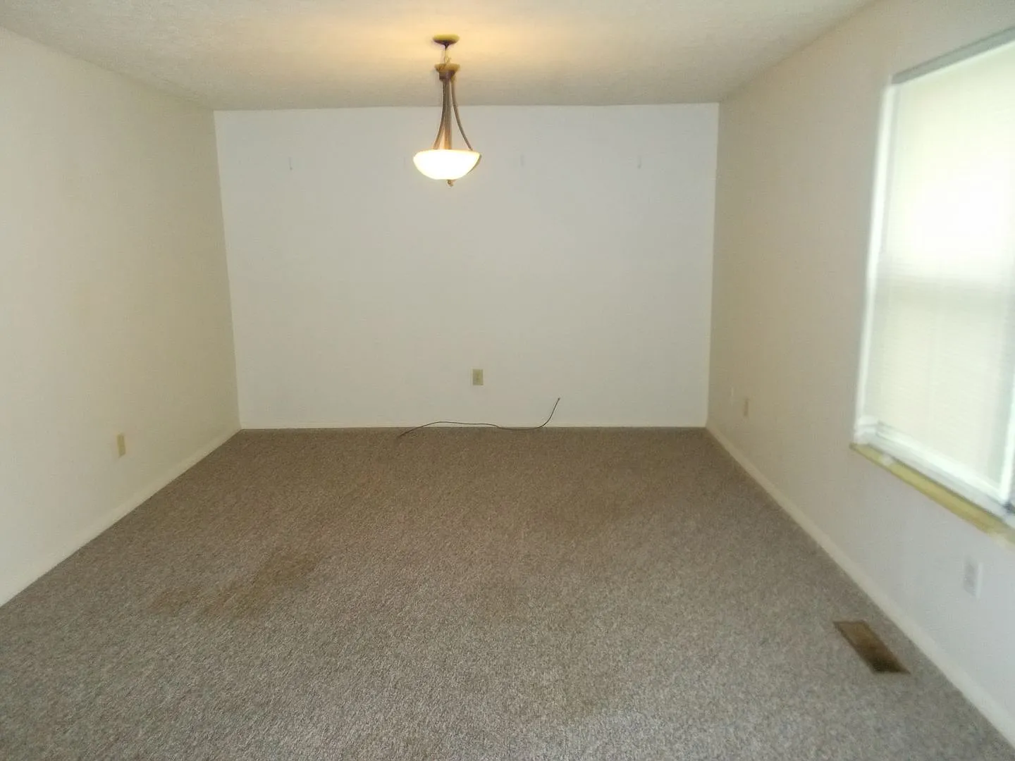 Beautiful Condo In East Richmond — Photo 3