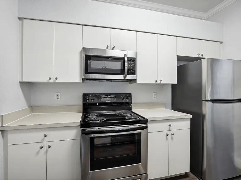 Waters Edge Apartments — Photo 16
