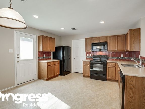 3rd image of 4512 Mountain Oak St