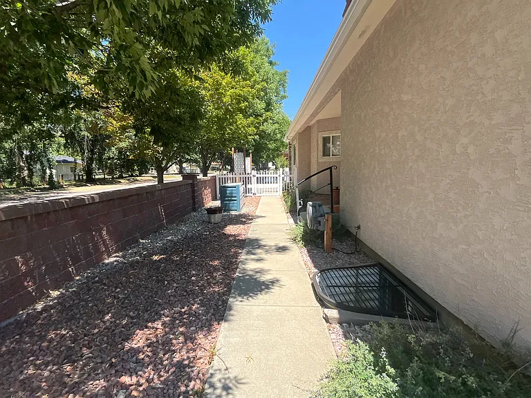 317 Victoria St — Photo 2