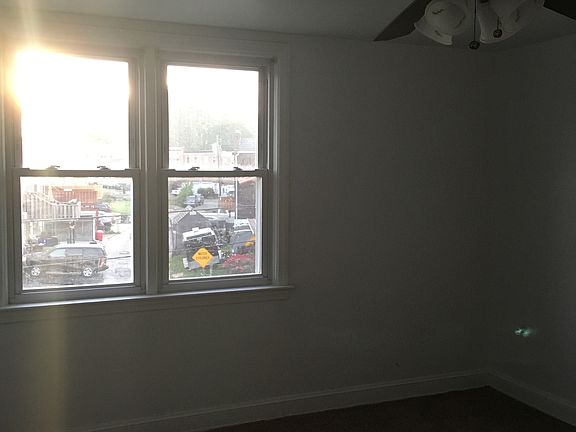 4th image of 2442 Stoneybrook Ln