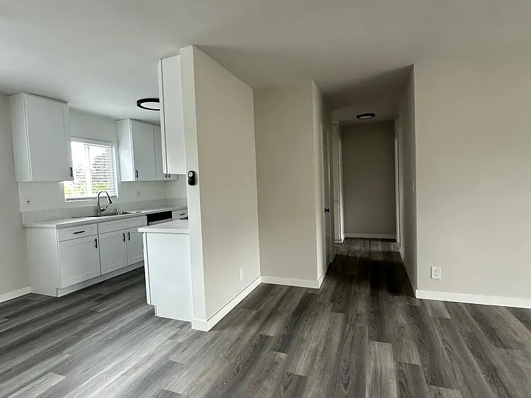 Encino Royal — Photo 21