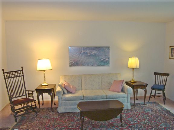 2nd image of 111 W Chestnut Hill Ln