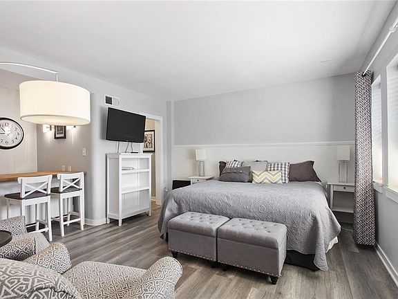 2nd image of 4532 Broadway Unit 4-F