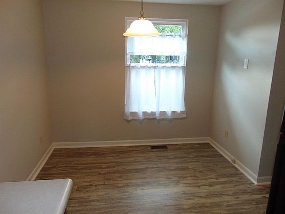 5th image of 926 Woodlyn Dr N