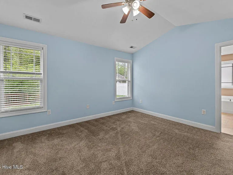 300 Hawks Bluff Dr — Photo 18