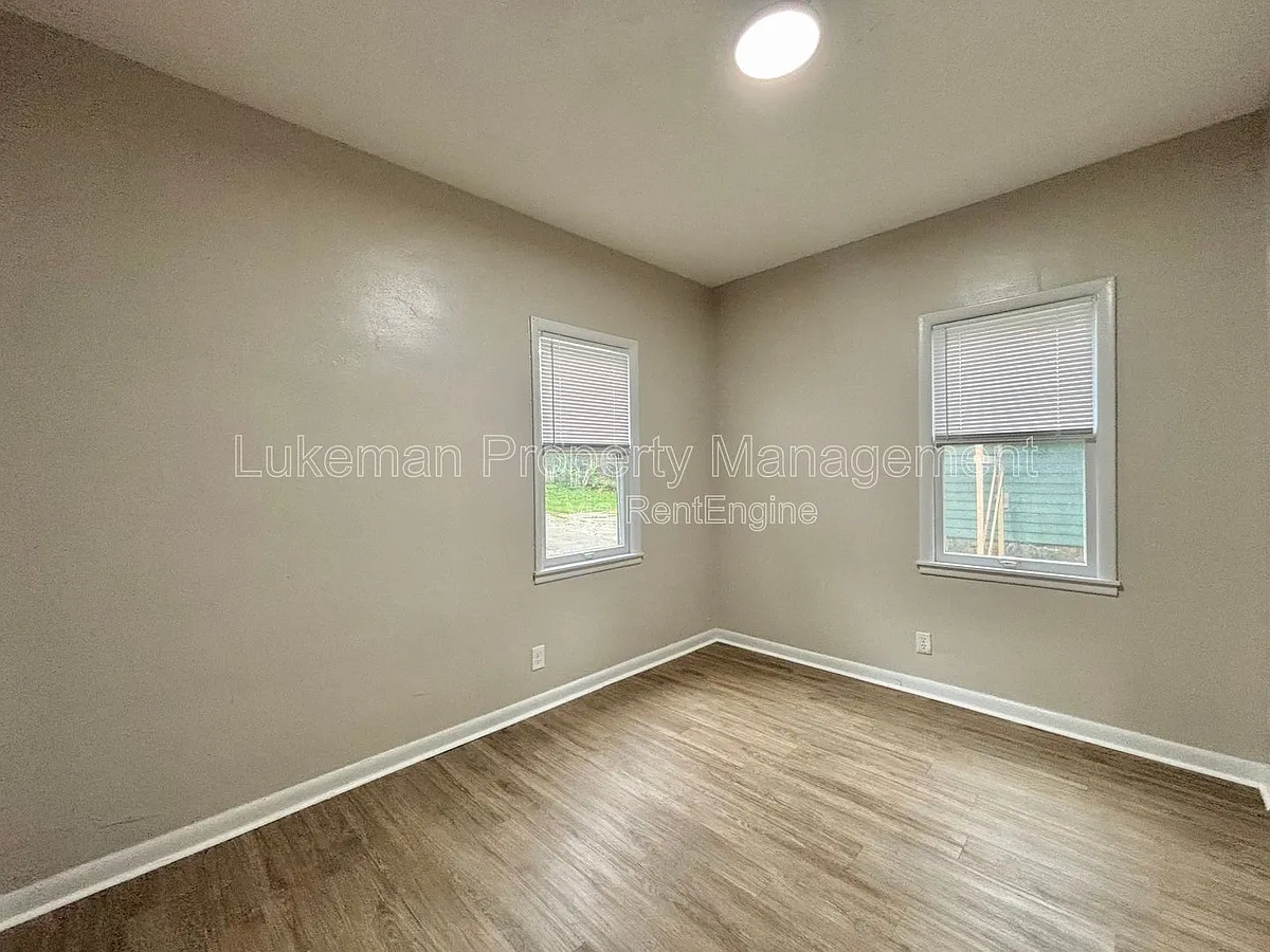 Building Photo - 1320 S Westnedge Ave #2