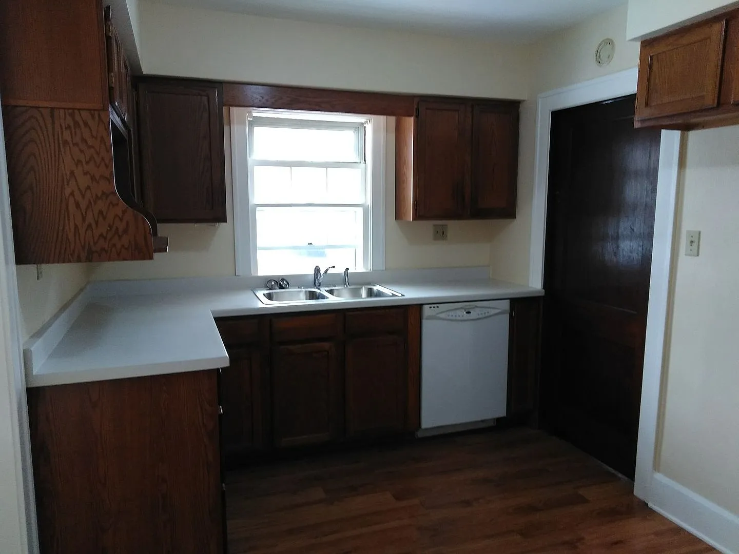 2 Bedroom House with Hardwood Floors — Photo 1