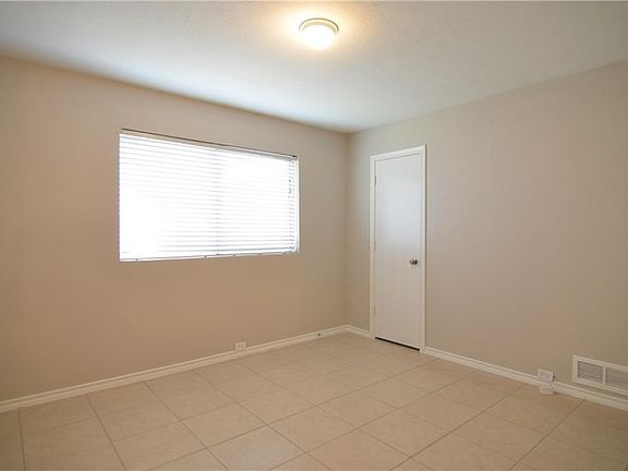 5th image of 2108 Stain Glass Dr