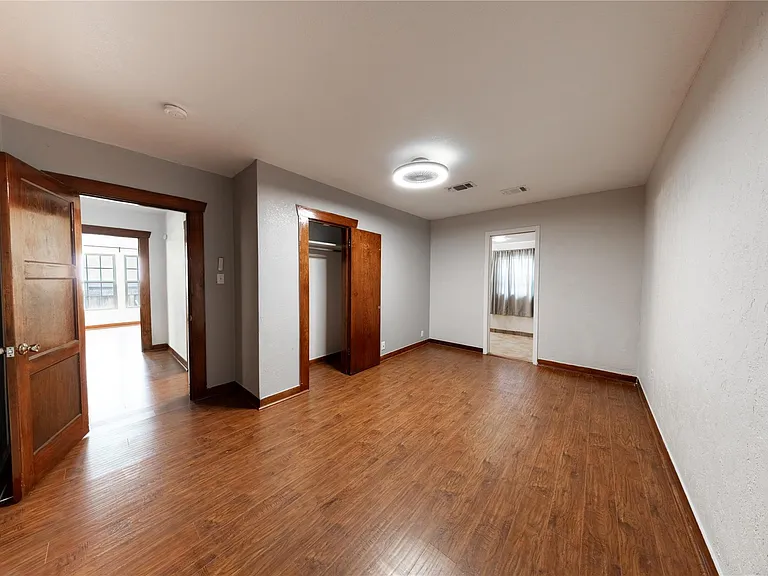 1229 W 21st St — Photo 11