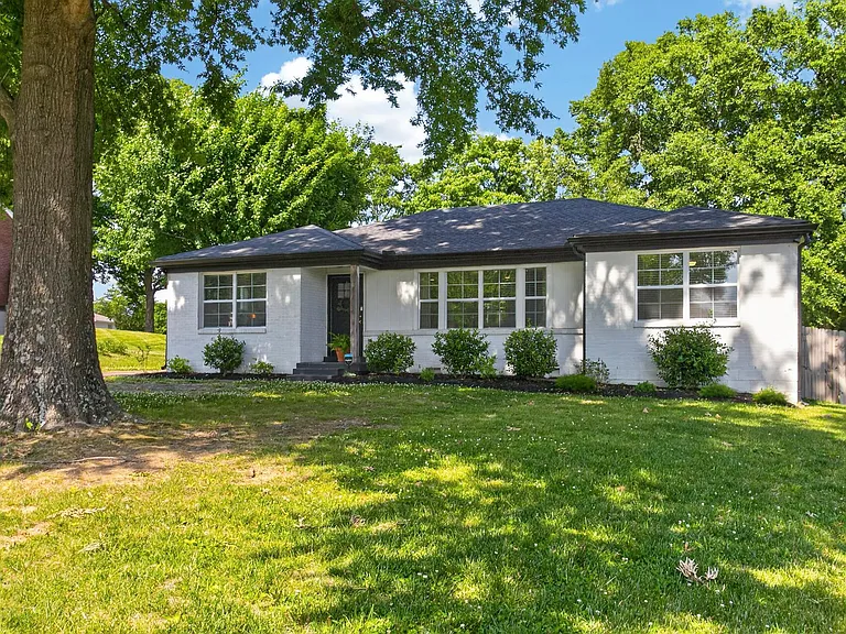 90 Vaden Dr — Photo 2
