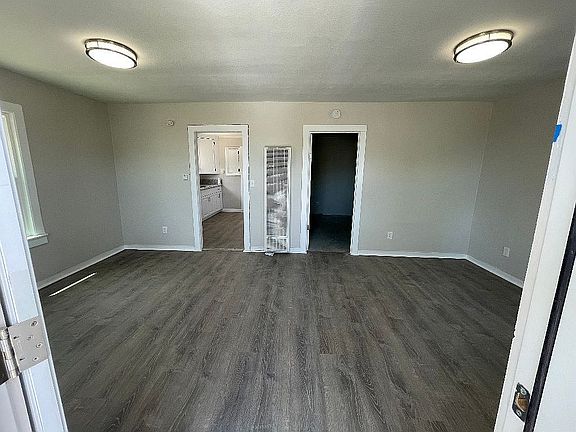 4th image of 411 Van Buren St