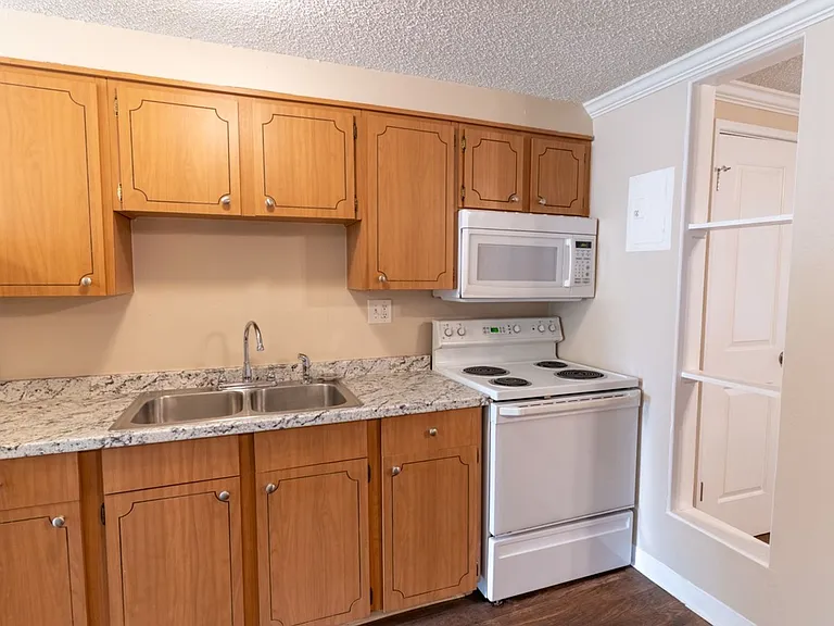 Knollwood and Tanglewood Apartments — Photo 10