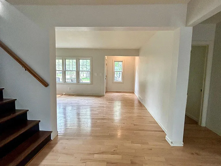 617 1st Ave NW — Photo 4