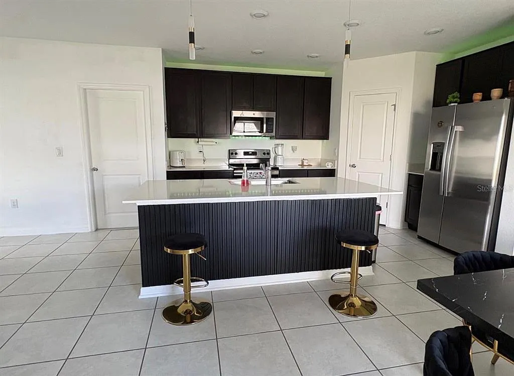 4 bed, 2.0 bath, 1931 sqft, $2,600 — Photo 2