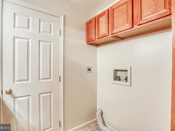 5th image of 109 E Fairfax St