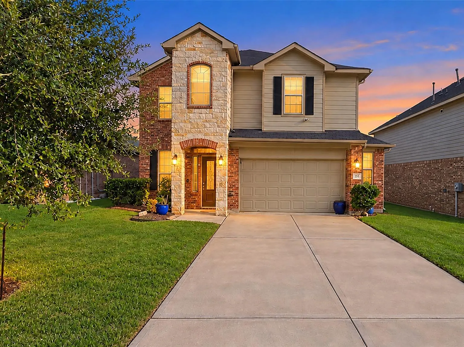 5 bed, 2.5 bath, 2804 sqft, $2,800 — Photo 1