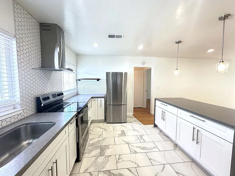 2125 Santa Clara Ave #C — Photo 6
