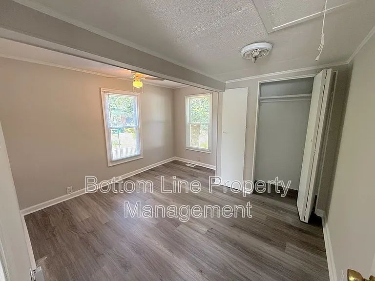 1024 E 10th St — Photo 12