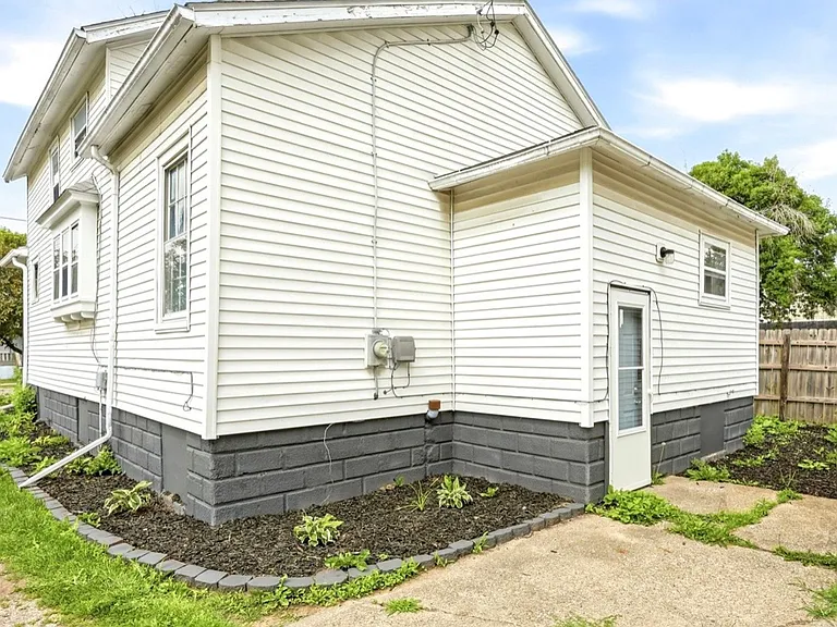 814 Mackinaw St — Photo 12