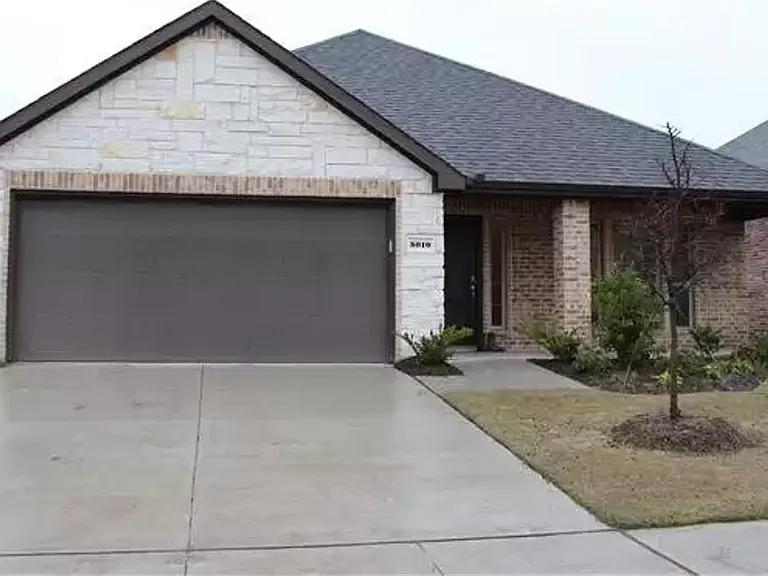 5010 Flanagan Dr — Photo 1