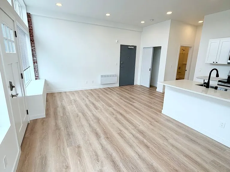 1223 W Nickerson St — Photo 9