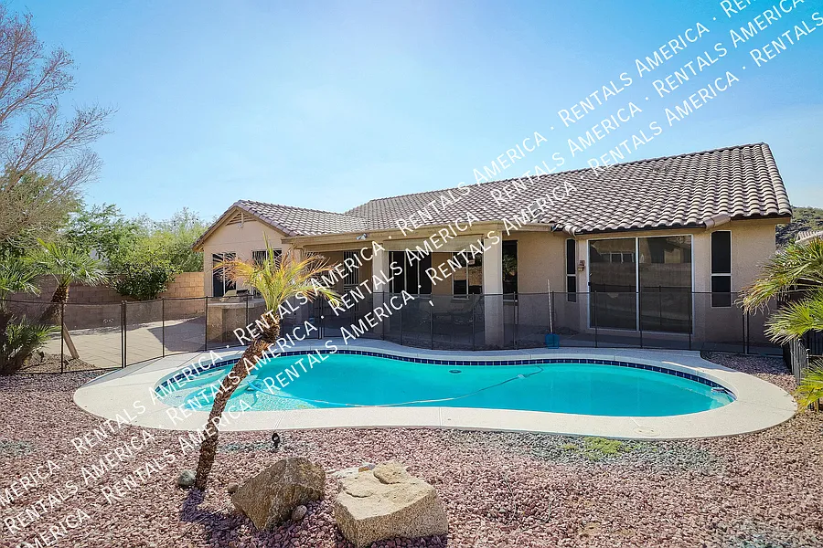 Fabulous 4 Bedroom Home With Beautiful Pool & Spacious 3 Car Garage — Photo 1