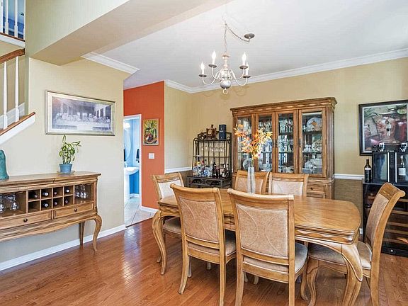 4th image of 8 Orchard Heights Dr
