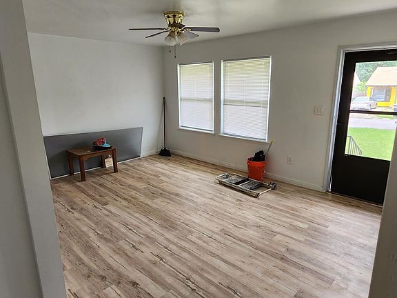 2nd image of 4004 Thomas Dr