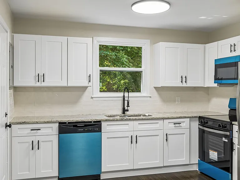2208 Larimore Dr — Photo 3