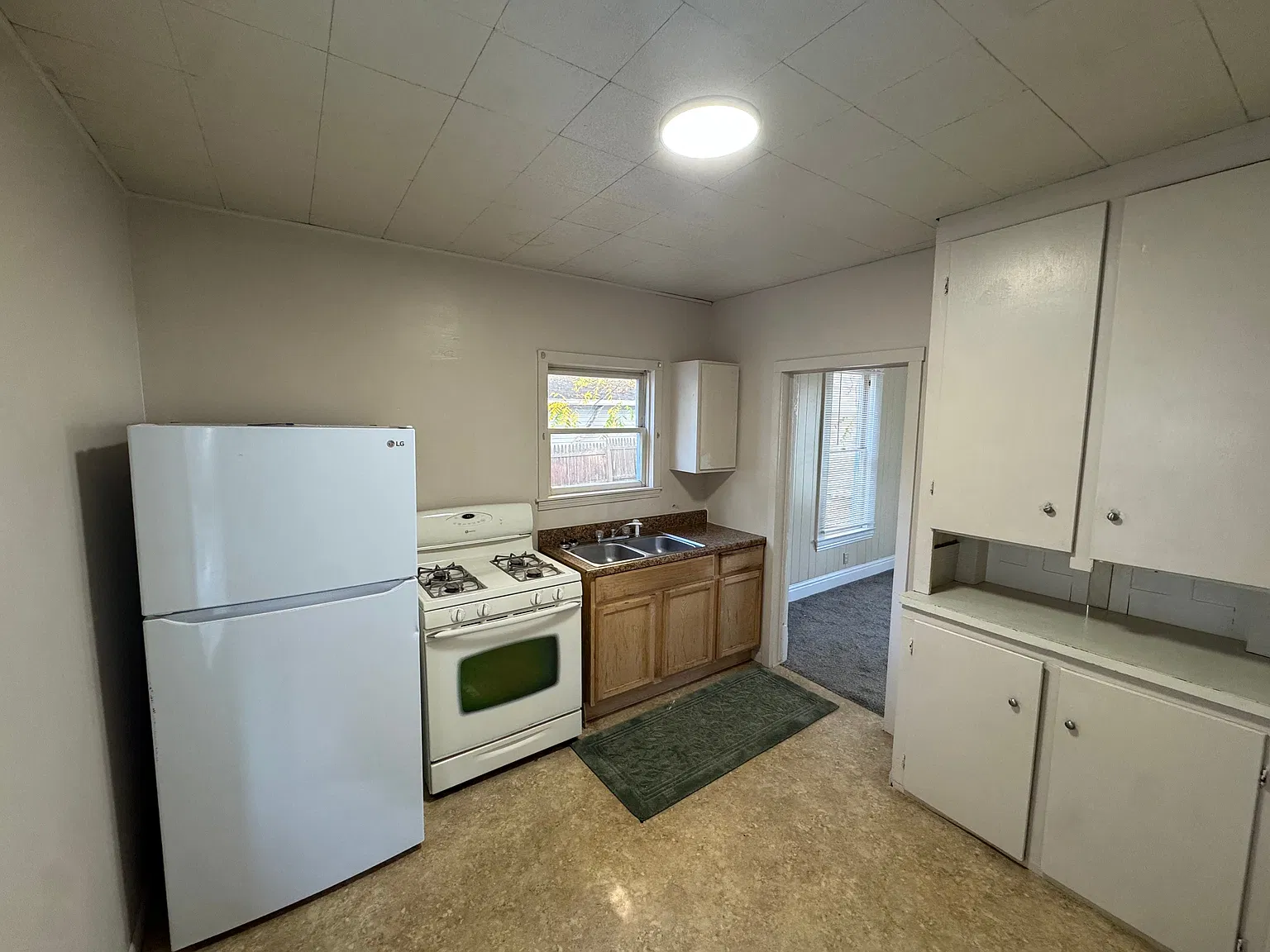 221 E Beecher St — Photo 4