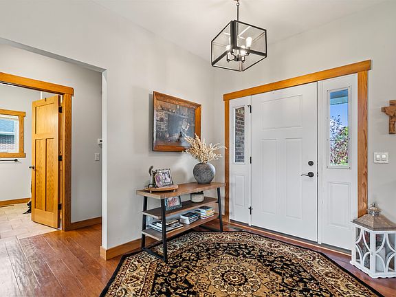 3rd image of 675 6th Ave SW