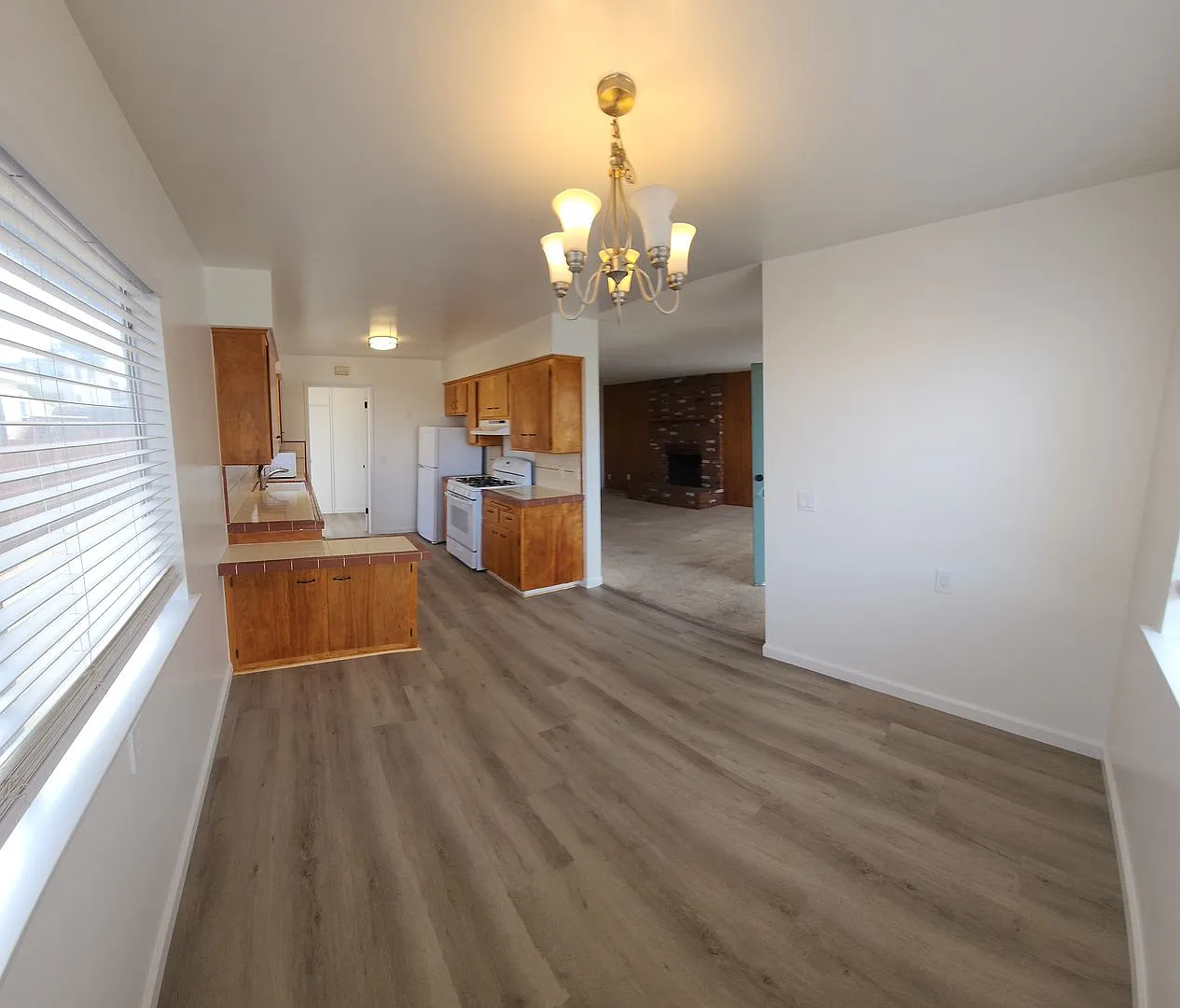 Classic MB Beach home- 2 Bed 1 Bath Home with a view of the water and the rock! — Photo 4