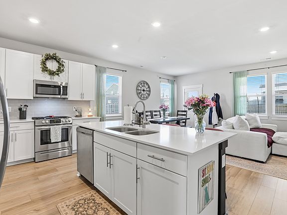 4th image of 129 Merion Way