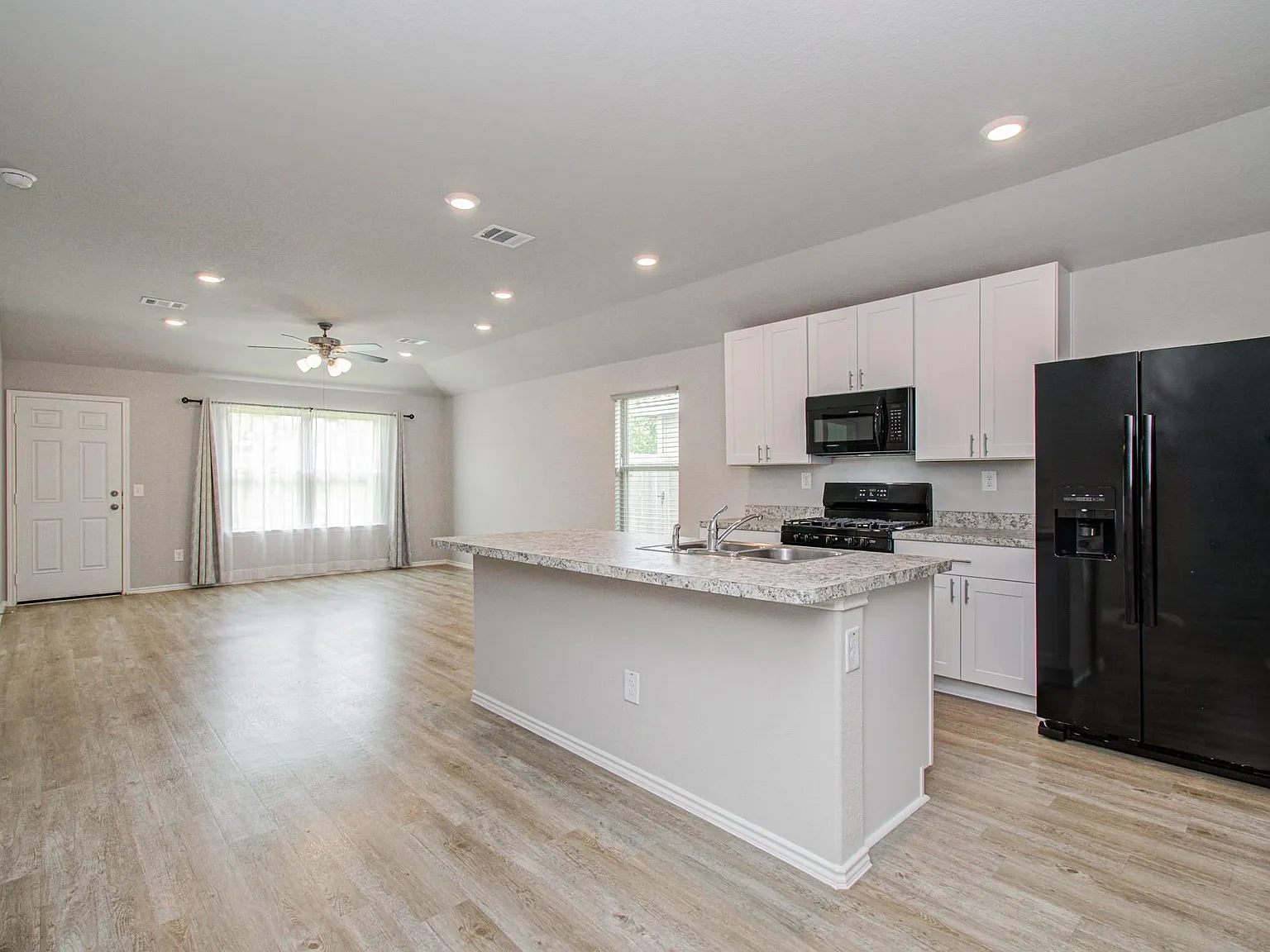 4 bed, 2.0 bath, 1323 sqft, $2,200 — Photo 4