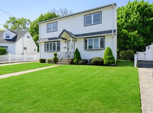 541 Maryann Ln, West Hempstead, NY 11552