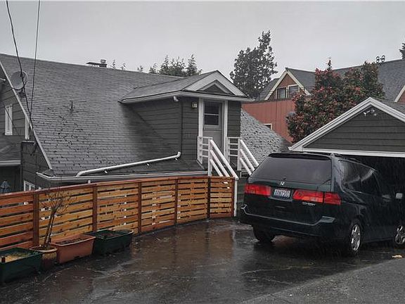 3rd image of 2606 Franklin Ave E