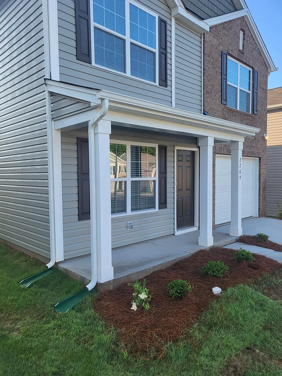 Building Photo - 2209 Lilium Dr