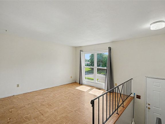 4th image of 550 Sandy Ln