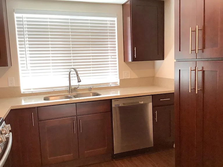 428 S Monterey St — Photo 2