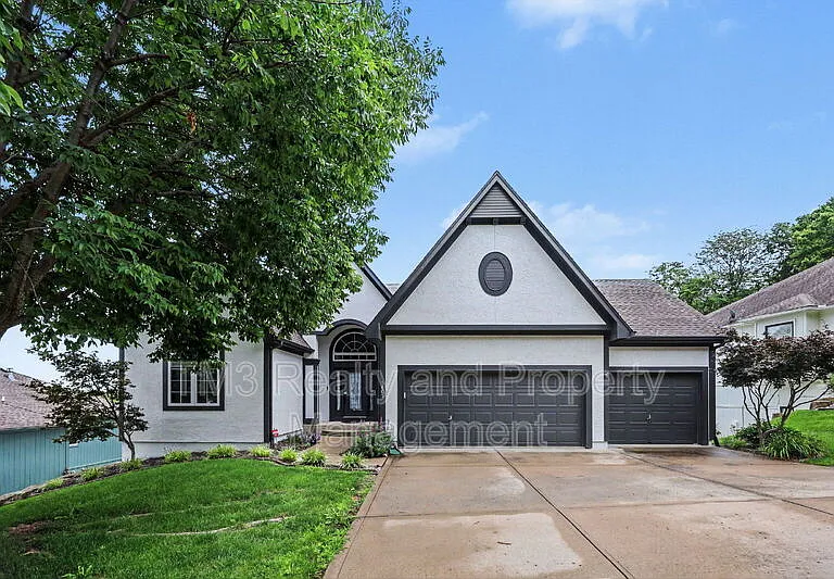 5605 NE Coral Dr — Photo 2