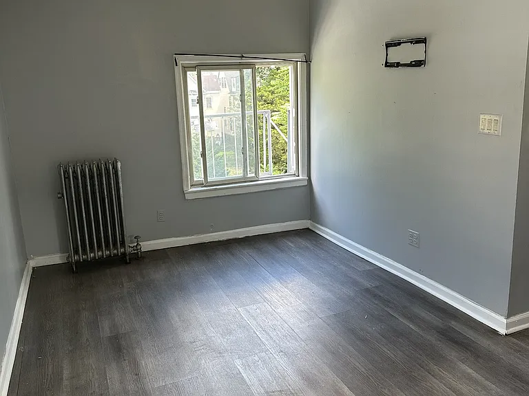 106 Rollinson St — Photo 1