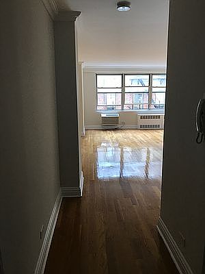 5th image of 210 W 89th St APT 5M